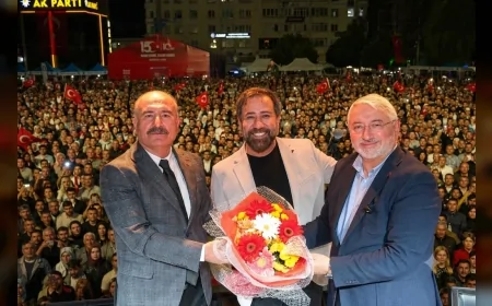 Çorum’da 15 Temmuz etkinliklerinde Osman Öztunç konserine vatandaşlardan yoğun ilgi