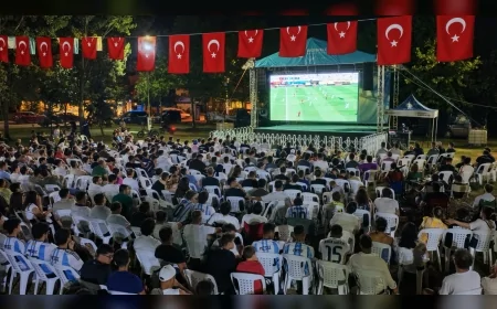 Başiskele Sahili'nde kurulan dev ekranda 2026 FIFA Dünya Kupası Finali yüzlerce futbolseveri buluşturdu