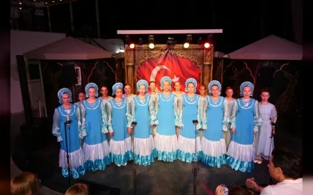 Rus Otrada Vokal ve Koreografi Topluluğu Marmaris konserini “Uzun İnce Bir Yoldayım” türküsüyle tamamladı