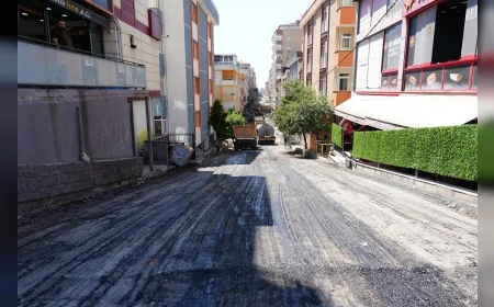Maltepe Belediyesi Fındıklı Mahallesi Fırat Sokak’ta sıcak asfalt çalışmalarıyla yolları yeniliyor