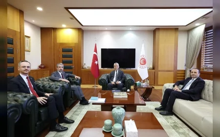 TİCARET BAKANI ÖMER BOLAT: “İŞ DÜNYAMIZIN TÜM TEMSİLCİLERİYLE GÜÇLÜ İSTİŞARE VE ORTAK AKILLA ÇALIŞMAYI SÜRDÜRÜYORUZ”