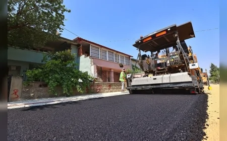 Denizli Büyükşehir Belediyesi Çivril'de Gökhan Avcı Caddesi'ni sıcak asfalt ve kaldırım çalışmasıyla yeniledi