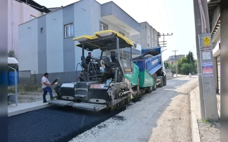 MANİSA BÜYÜKŞEHİR BELEDİYE BAŞKANI BESİM DUTLULU’NUN DESTEĞİYLE TURGUTLU’DA MAHALLE YOLLARI ASFALTLA YENİLENİYOR