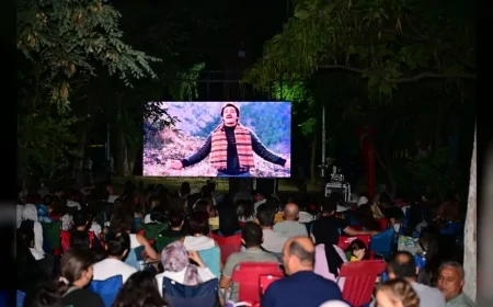 Manisa Büyükşehir Belediyesi Açık Hava Sinema Geceleri ile yaz akşamlarında nostalji rüzgârı estiriyor