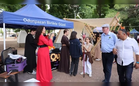 Odunpazarı Belediye Başkanı Kazım Kurt Rönesans Panayırı’nda Gençlerle ve Sanatseverlerle Bir Araya Geldi