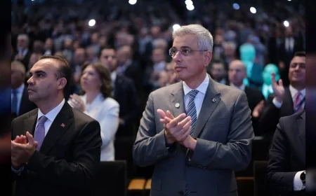 SAĞLIK BAKANI PROF. DR. KEMAL MEMİŞOĞLU: “SAĞLIK OKURYAZARLIĞINI ARTIRARAK DEZENFORMASYONLA KARARLILIKLA MÜCADELE EDECEĞİZ”