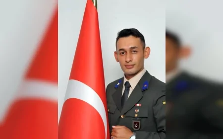 İzmir Büyükşehir Belediye Başkanı Dr. Cemil Tugay, Şehit Astsubay Çavuş Batuhan Şimşek’i Anma Programında Ailesini Yalnız Bırakmadı