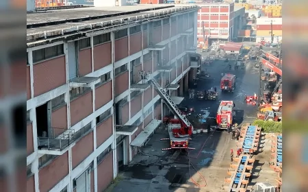 İzmir Liman İşletmesi'ndeki yangın itfaiyenin hızlı müdahalesiyle büyümeden kontrol altına alındı
