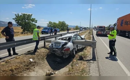 Çorum-Ankara Karayolu'nda Tır ile Otomobil Çarpıştı, Bariyerlere Saplanan Sürücü Yaralandı