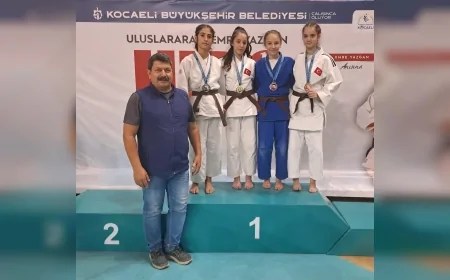 Manisa Gençlik ve Spor İl Müdürü Yunus Öztürk: “Uluslararası turnuvada 9 madalya kazanan sporcularımızı gönülden tebrik ediyorum”
