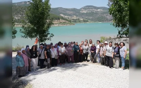 Denizli Büyükşehir Belediyesi’nin kadınlara yönelik sosyal projesinde Kale’nin doğal ve kültürel değerleri keşfedildi