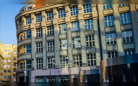 Prag Belediyesi, 35 dereceyi aşması beklenen sıcak hava dalgasına karşı şehir merkezinde klimalı serinleme alanı açtı