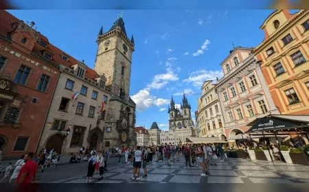 Prag'da 17 Temmuz sabahı tarihi meydanlar ve kafeler yaz sezonunun hareketliliğine sahne oldu