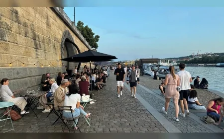 Prag’da Vltava Nehri Kıyıları Yaz Akşamlarında Yerli ve Yabancı Ziyaretçilerin Buluşma Noktası Haline Geldi