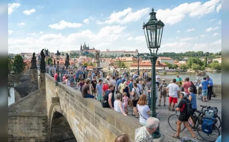 Prag’ın Tarihi Merkezinde Yaz Sezonuyla Birlikte Yaya Hareketliliği Arttı