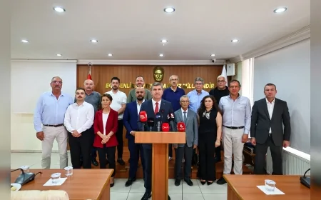 Burdur Belediye Başkanı Ali Orkun Ercengiz, düzenlediği basın toplantısında belediye meclis üyeleriyle birlikte Cumhuriyet Halk Partisi üyeliğinden istifa ettiklerini açıkladı
