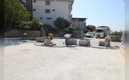 Menderes Belediyesi, Gazipaşa Mahallesi’nde bulunan 19 Mayıs Caddesi’nde yenileme çalışmalarını sürdürüyor