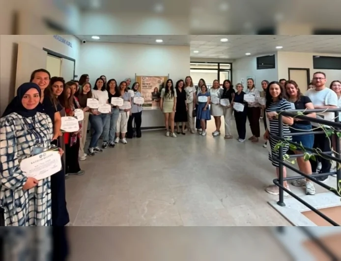 Ege Üniversitesi Hemşirelik Fakültesi hemşire eğitimcilerini üretken yapay zekâ teknolojileriyle geleceğin eğitim süreçlerine hazırlıyor