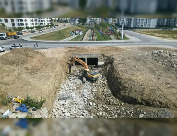 Bursa Büyükşehir Belediyesi Balkan Mahallesi’ne yeni bulvar kazandırmak için çalışmalarını eş zamanlı sürdürüyor