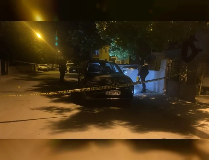 Çorum'da Tüfekle Rastgele Ateş Açan Şüpheli Babasına Ait Otomobilin Camlarını Kırdı