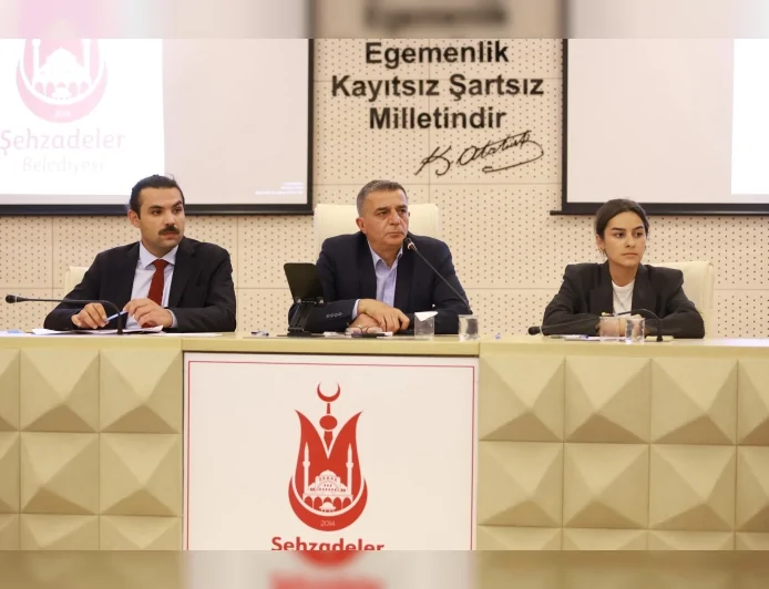 Şehzadeler Belediye Başkanı Hakan Şimşek: “34 kırsal mahallede 350 bin metre ova yolunu sezon sonuna kadar tamamlayacağız”