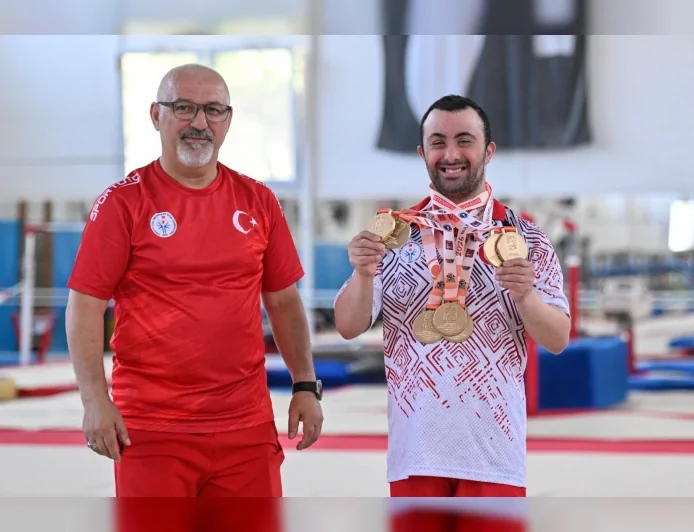 İzmir Büyükşehir Belediye Spor Kulübü sporcusu Alper Öztürk Down Sendromlular Dünya Şampiyonası'nda yedi altın madalya kazandı