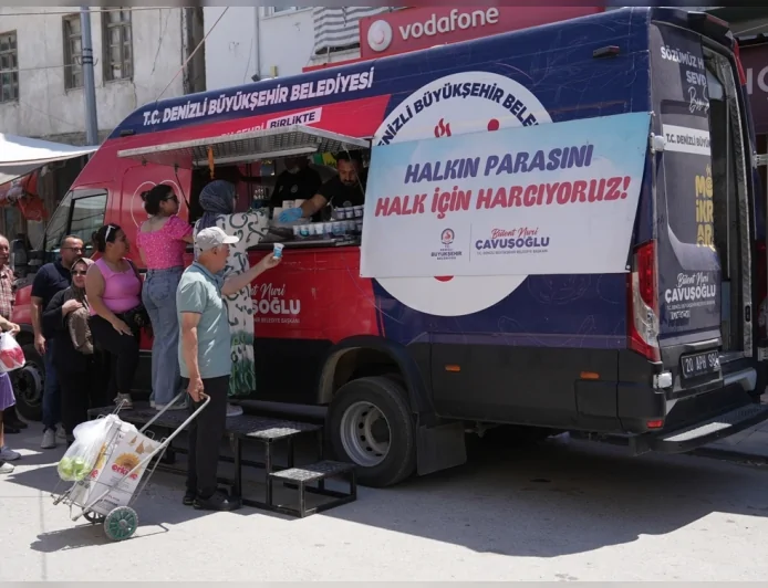 Denizli Büyükşehir Belediyesi pazar yerlerinde mobil ikramlar ve bando gösterileriyle vatandaşlara sosyal buluşma ortamı sunuyor
