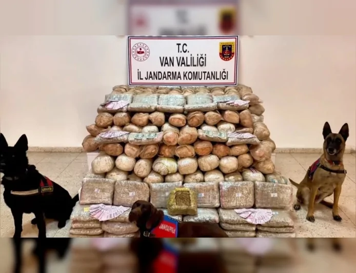 Van’da Jandarma Operasyonunda Uyuşturucu Sevkiyatına Darbe 333 Kilogram Skunk Ele Geçirildi 2 Şüpheli Yakalandı