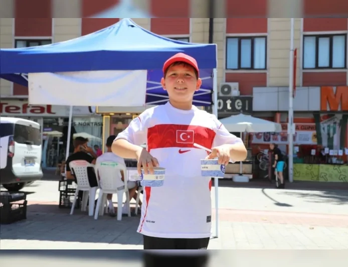 Bursa Büyükşehir Belediyesi’nin aşure ikramları İznik’te vatandaşları aynı sofrada buluşturdu