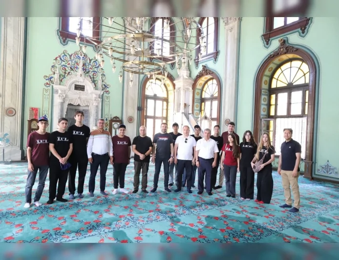 İzmir Bakırçay Üniversitesi tarafından düzenlenen "Rektörle Flanörlük" etkinliğinde, İzmir Fen Lisesi öğrencileri Kemeraltı'nın tarihi ve kültürel mirasını yerinde tanıdı.