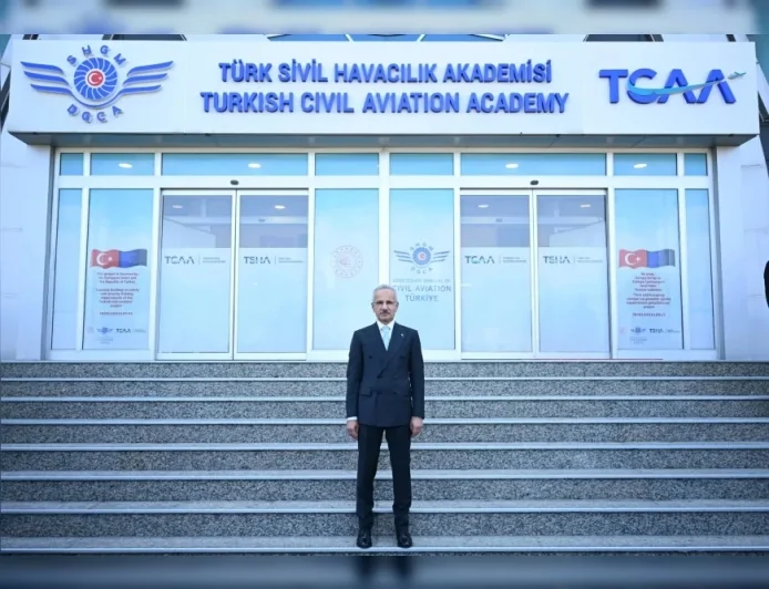 ULAŞTIRMA VE ALTYAPI BAKANI ABDULKADİR URALOĞLU: “ÜCRETSİZ EĞİTİM UYGULAMASIYLA ŞEHİT YAKINLARI VE GAZİLERİMİZİN SİVİL HAVACILIK SEKTÖRÜNDE KARİYER YAPMALARINI DESTEKLİYORUZ”