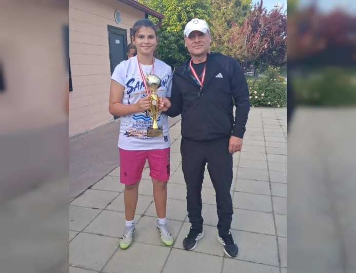 Eskişehir Büyükşehir Gençlik ve Spor Kulübü Kalecisi Tuana Özkan TFF Riva Milli Takım Kampı'na Davet Edildi!