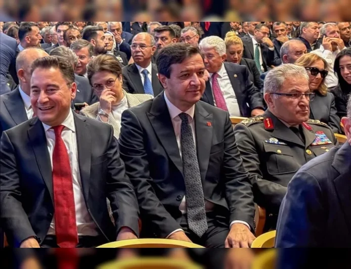 Saadet Partisi Genel Başkanı Mahmut Arıkan 15 Temmuz Anma Programlarında TBMM'de Şehitleri Dualarla Andı