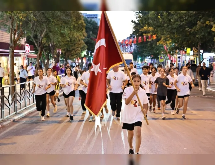 Manisa’da 15 Temmuz Sancak Koşusu Ay Yıldızlı Sancağın Elden Ele Taşınmasıyla Tamamlandı!