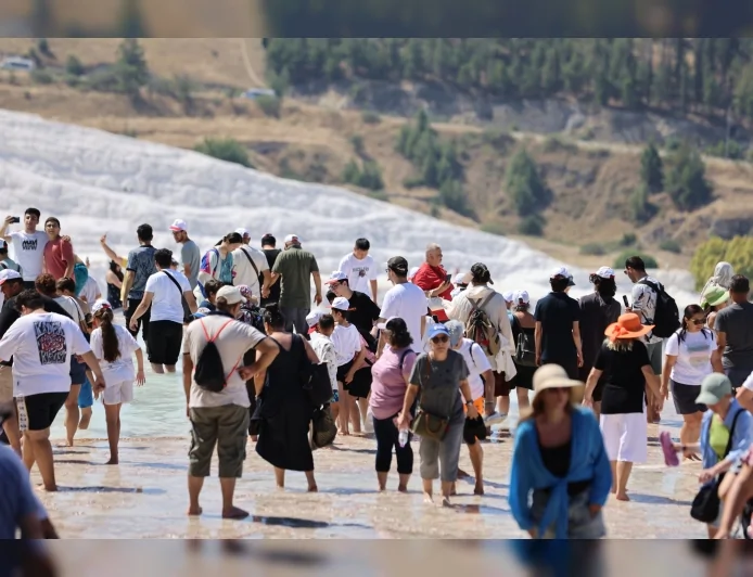 Denizli’de düzenlenen Uluslararası Pamukkale Açık Satranç Turnuvası'nın konukları Pamukkale Travertenleri ve Hierapolis Antik Kenti'ne hayran kaldı!
