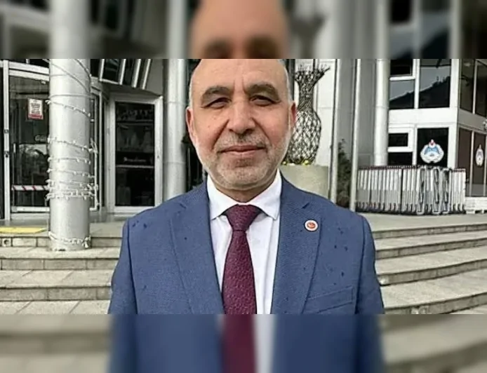 Saadet Partisi Kocaeli İl Başkanı Recep Sarıdoğan: “Vatandaş vergisini ödüyor ancak karşılığında çukurlarla dolu yollar alıyor”