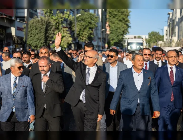 Malatya'da 28'inci Kayısı Festivali kortej yürüyüşü coşkulu katılımla gerçekleştirildi