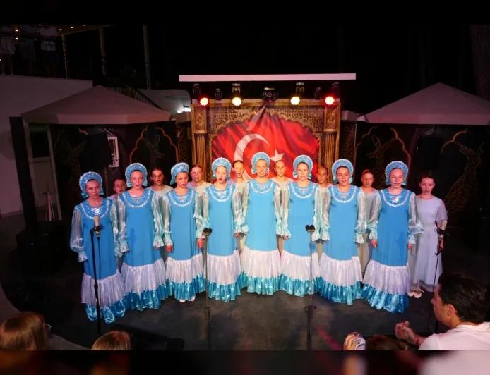 Rus Otrada Vokal ve Koreografi Topluluğu Marmaris konserini “Uzun İnce Bir Yoldayım” türküsüyle tamamladı