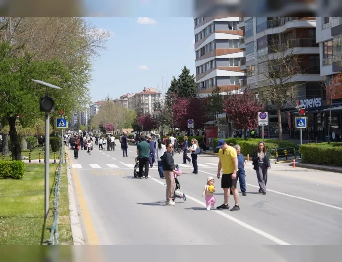 Eskişehir Büyükşehir Belediyesi 26 Temmuz'da Arabasız Pazar etkinliğiyle Atatürk Bulvarı'nı yayalara açacak