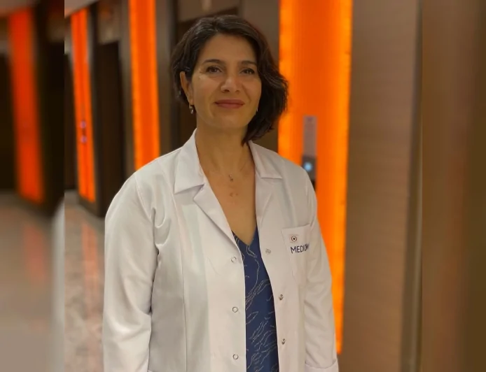 Prof. Dr. Serap Köybaşı Şanal: “Modası Geçecek Burunlar Yerine Yüzle Uyumlu ve Nefes Alabilen Burunlar Tercih Edilmeli”