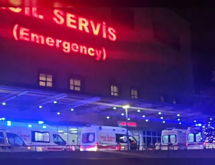 Çorum'un Uğurludağ İlçesinde Zincirleme Trafik Kazası 1'i Ağır 8 Kişi Yaralandı