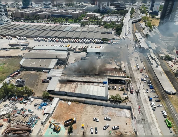Bayraklı’daki otomotiv iş yeri yangını çevredeki işletmelere sıçramadan kontrol altına alındı