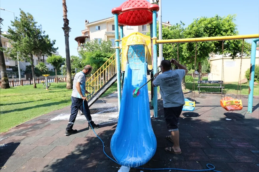 Marmaris Belediyesi Yaz Sezonunda Uzunyalı Sahili ve Çocuk Parklarında Temizlik Çalışmalarını Yoğunlaştırdı