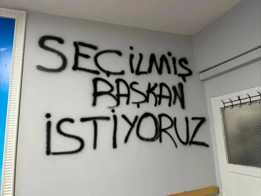 CHP Niğde İl Başkanlığı Binasına Sprey Boyayla Yazılan Sloganlar Parti İçindeki Gerilimi Gündeme Taşıdı