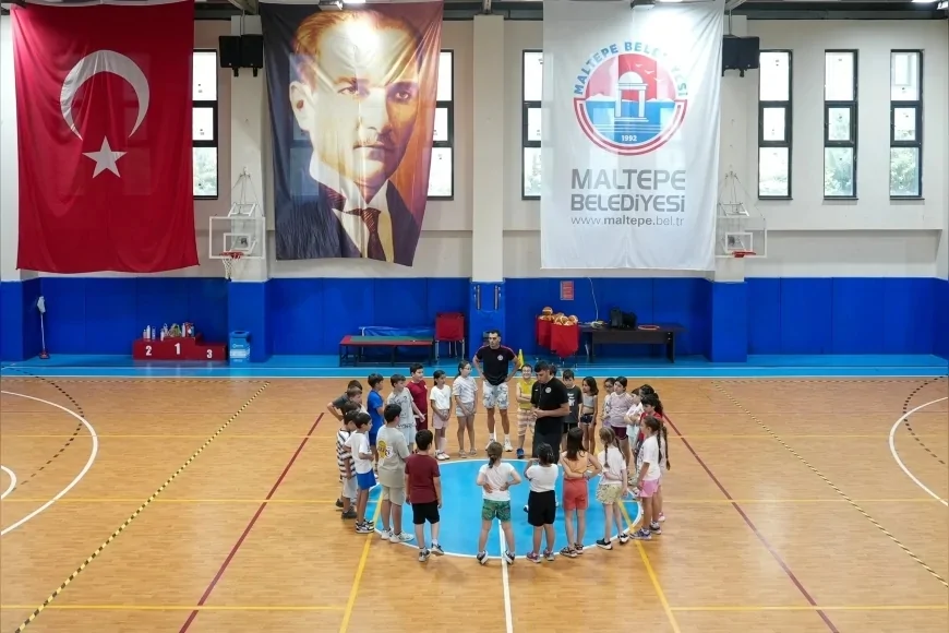 Maltepe Belediyesi Yaz Okulu’nda çocuklar yüzme, basketbol ve jimnastikle yaz tatilini sporla değerlendiriyor