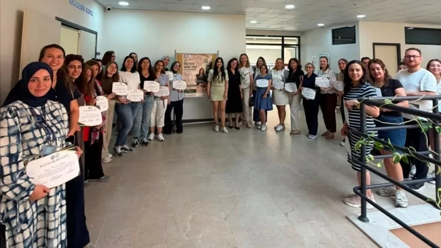 Ege Üniversitesi Hemşirelik Fakültesi hemşire eğitimcilerini üretken yapay zekâ teknolojileriyle geleceğin eğitim süreçlerine hazırlıyor