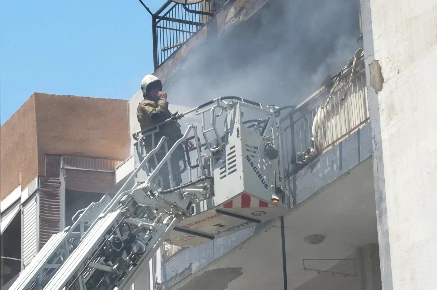 Karabağlar'da 7 Katlı Apartmanda Çıkan Yangın Kısa Sürede Kontrol Altına Alındı, 6 Kişi Güvenle Tahliye Edildi