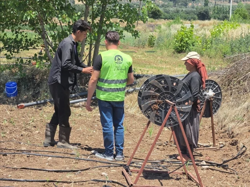Denizli Büyükşehir Belediyesi Kavurucu Sıcakta Tarlalarda Çalışan Tarım İşçilerine Soğuk Su ve Limonata İkram Etti