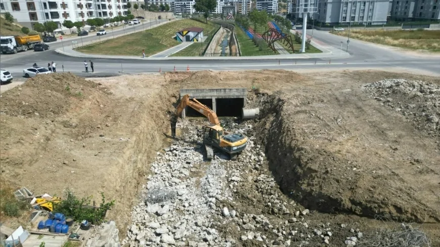 Bursa Büyükşehir Belediyesi Balkan Mahallesi’ne yeni bulvar kazandırmak için çalışmalarını eş zamanlı sürdürüyor