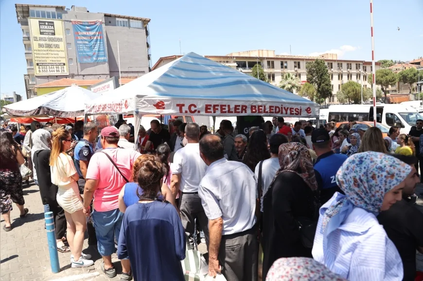 Efeler Belediye Başkanı Anıl Yetişkin: “Aşure, birliği simgeleyen bir mozaiktir” Efeler’de Zafer Meydanı’nda 3 bin kişilik aşure ikramı yoğun ilgi gördü